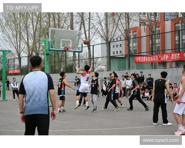 篮球点燃青春激情 展现团队合作与拼搏精神的魅力盛宴