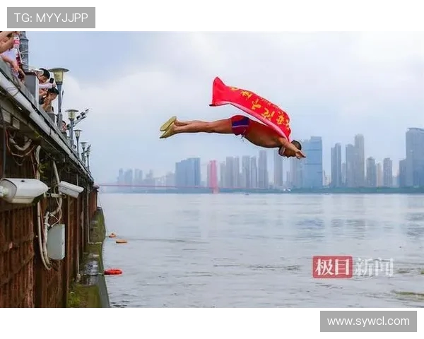从高空跃入水花之间探寻跳水运动员的力量与优雅之美 从高空跃入水花之间探寻跳水运动员的力量与优雅之美
